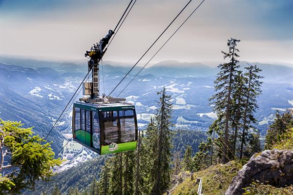Bild: Nach Investitionskosten von 3,2 Mio. Euro nimmt das touristische Aushängeschild der Wiener Alpen in NÖ Fahrt auf. Die Kapazität der Rax-Seilbahn soll sich auf 165.000 Fahrten im Jahr erhöhen.