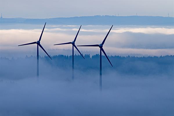 Bild: 30 Prozent der Stromversorgung in Österreich sollen bis 2030 durch erneuerbare Energien gedeckt werden. Eine wichtige Rolle spielen dabei nach wie vor ­Windräder ...