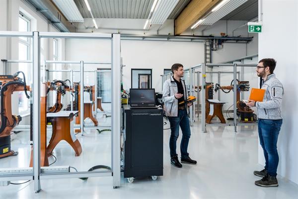 Bild: KUKA forciert Roboterausbildung in Österreich