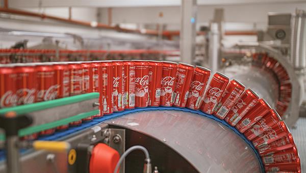 Bild: Dank einer neuen Hightech-Abfüllanlage im Coca-Cola-HBC-Produktions- und Logistikzentrum in Edelstal laufen nun auch Getränkedosen ‚Made in Austria‘ vom Band.