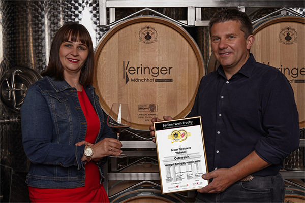 Bild: Die Weinmacher Robert und Marietta Keringer aus Mönchhof holen zum zwölften Mal den Titel „Bester Produzent Österreich“ bei der Berliner Weintrophy 2022.