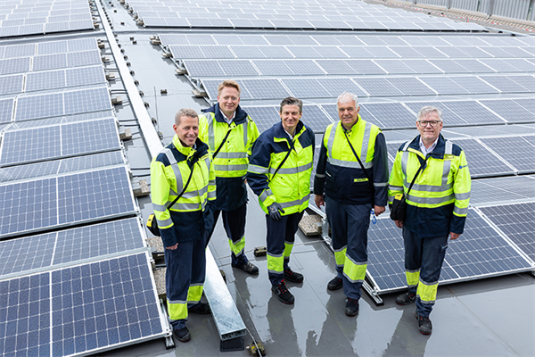 Bild: Mit der Inbetriebnahme einer der größten Aufdach-Photovoltaik-Anlagen ­Oberösterreichs am Chemiepark Linz investieren Borealis und VERBUND in die nachhaltige Energieversorgung ...