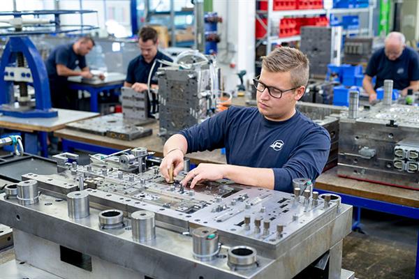 Bild: Das niederösterreichische Familienunternehmen Pollmann bündelt 50 Jahre Werkzeugbau-Know-how in einer eigenen Tochterfirma und stockt Werk II in Vitis mit einer PV-Anlage auf.