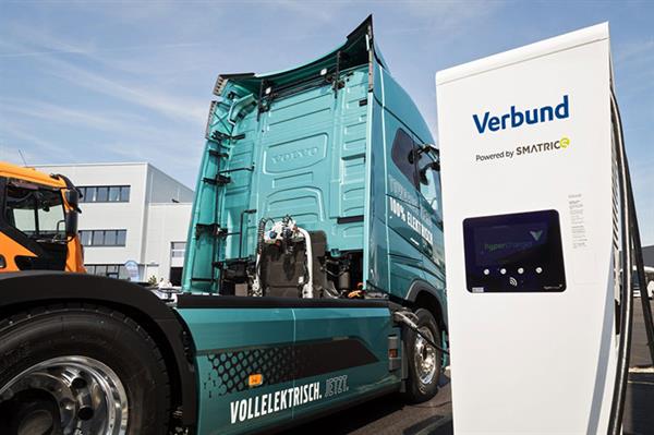 Bild: Volvo Trucks und Verbund kooperieren für eine saubere Mobilität. 