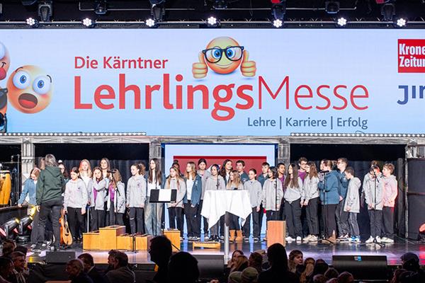 Bild: Vom 1. bis zum 3. Februar ermöglichte die Lehrlingsmesse in  Klagenfurt einen Einblick in über 30 Industriebetriebe. Lehrlinge  führten die jungen Besucher:innen durch ihre Arbeitswelt. 