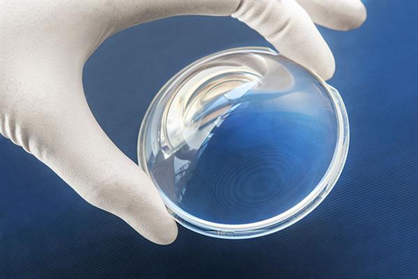 Bild: Optische Linsen aus transparentem Kunststoff lassen sich günstig und in beliebigen Formen herstellen. Doch sie reflektieren Licht genauso stark wie Glas ...