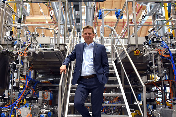 Bild: Alle Bauarbeiten erledigt, die Anlagen installiert, sämtliche Tests abgeschlossen: 16 Monate nach der Grundsteinlegung nimmt ADLER in Schwaz Europas modernste Wasserlackfabrik in Betrieb.