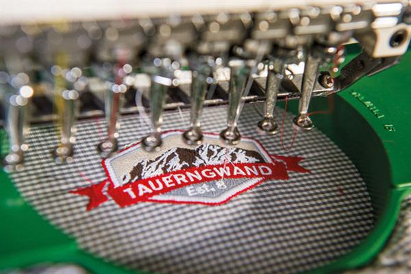 Bild: Toferer Textil aus Eben im Pongau hat sich als Spezialist für die Veredelung klassischer Handelsware für CI-konforme Berufskleidung in Gastronomie, Tourismus und Gewerbe einen Namen gemacht.