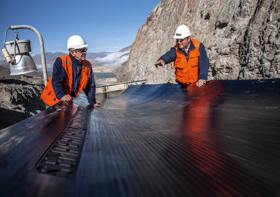 Bild: 2017 hat sich der Verlust der Semperit-Gruppe verdreifacht. Vorstandsvorsitzender Martin Füllenbach zeigt sich extrem unzufrieden und leitet Restrukturierungsmaßnahmen ein.