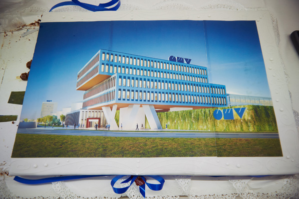 Bild: Nach einer intensiven Bauphase von 14 Monaten wurde das neue Bürogebäude der Raffinerie Schwechat fertiggestellt. Der 13.000 Quadratmeter große Bau bietet Platz für 300 Mitarbeiter.