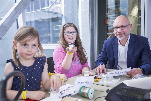 Bild: abatec electronic solutions entführte in die Welt der Elektronik