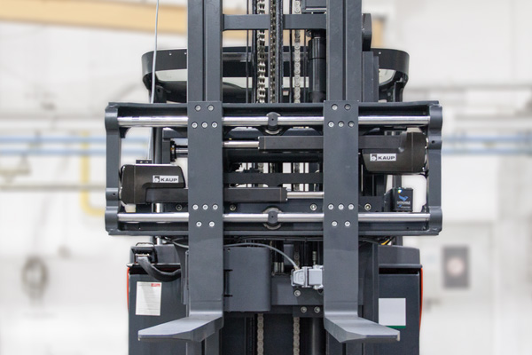 Bild: Hybrid oder vollelektrisch und automatisiert – was auf den Straßen derzeit für viel Diskussionspotenzial sorgt, ist intralogistisch schon längst Alltag ...