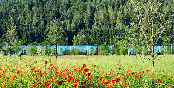 Bild: Die neue Grüne-Erde-Welt im Almtal bietet eine besondere Atmosphäre. Nun ist die Produktion für Matratzen, Heimtextilien, Naturkosmetik und Polstermöbel in den Neubau eingezogen. 