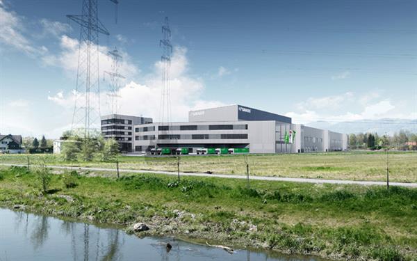 Bild: Seit Juni baut GRASS in Hohenems seinen dritten Standort im Ländle. Nun hat der Hersteller hochwertiger Bewegungssysteme für Möbel die Pläne für die zweite Bauetappe vorgelegt. 