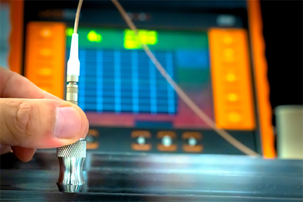 Bild: Um präzise Daten zu liefern, müssen Messgeräte regelmäßig kalibriert werden. Dabei helfen Prüfkörper, Referenzwerte bereitzustellen und somit die Genauigkeit des Messgerätes zu beurteilen.