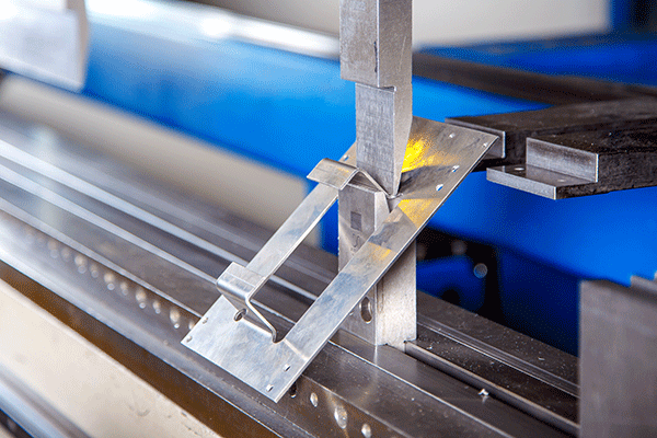 Bild: Mit einer Reihe neuer Spezialfunktionen ermöglicht es Encee seinen Kunden, ­Blechbauteile einfach zu konstruieren, fertigungsrelevant zu bemaßen und  zum Laserschneiden abzuwickeln. 