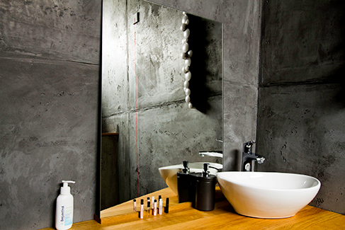 Bild: Mit dem Kopf durch die Wand zu wollen, ist meistens keine gute Idee. Besonders, wenn die Wand so schön ist. Das ersparen sich Industrial-Chic-Fans mit der Sichtbeton-Optik aus Kärnten.