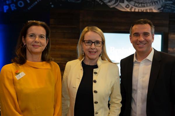 Bild: Bundesministerin Schramböck bei Brain & Champagne