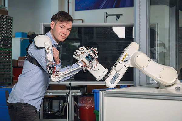 Bild: Mit der Kampagne „One of 1000“ sammelt die FH Technikum Wien Spenden für mehr technische Studienplätze und reagiert damit auf eine Absurdität in Zeiten des Fachkräftemangels.