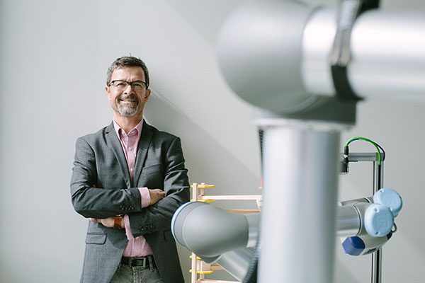 Bild: Die Automatisierung mit kollaborierenden Robotern (kurz: Cobots)  ist ein zunehmend gefragtes Mittel, um Abläufe in der gesamten ­Wertschöpfungskette zu optimieren ...