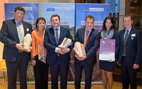 Bild: Die Industrieunternehmen Martin Pichler Ziegelwerk und Bernegger aus Oberösterreich sowie Hengl Mineral aus Niederösterreich punkten in Sachen Nachhaltigkeit ...