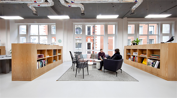 Bild: Der Trend des flexiblen Arbeitens stellt auch Technologieunterehmen vor die Frage, wie sie ihr Arbeitsplatz-Konzept adaptieren können. Moderne Büroimmobilien können dabei helfen. 