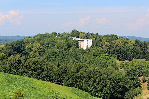 Bild: Neuroth erweitert seine Kapazitäten: Das europaweite Technik-  und Logistikcenter in Schwarzau soll bis 2021 an einen neuen, zentraleren Produktionsstandort im Süden von Graz umziehen.