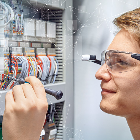 Bild: Wohin die Reise im Schaltschrankbau führt, welche Herausforderungen aktuell ­bewältigt werden müssen und was man alles findet, wenn Branchenexperten die Türe zum Schaltschrank der Zukunft öffnen?