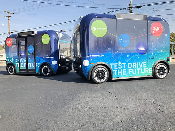 Bild: Olli, der selbstfahrende Bus aus dem 3D-Drucker, wird in der GoMentum Station getestet. Er arbeitet vorausschauend und konzentriert.