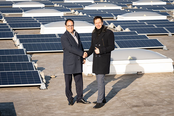 Bild: Wien Energie und METRO bauen Sonnenenergie österreichweit aus. Am METRO-Standort Simmering wird eine der größten Photovoltaik-Anlagen Wiens in Betrieb genommen.