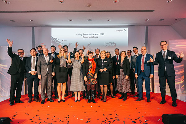 Bild: Der „Living Standards Award“ zeigt die Wichtigkeit von Standards in allen Bereichen des Lebens: Von innovativer Ladetechnologie für das smarte Leben ...
