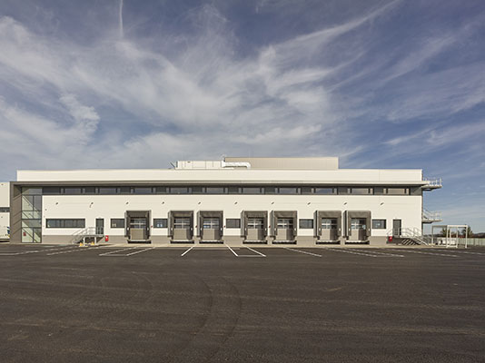 Bild: Das weltmarktführende Familienunternehmen Pollmann aus Karlstein setzt einen weiteren wegweisenden Expansionsschritt und hebt sein jüngstes Produktionswerk in Vitis aus der Taufe.