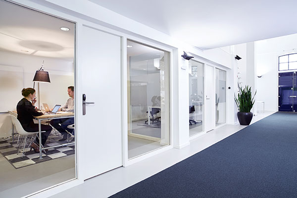 Bild: Elektronische Zutrittslösungen bieten große Vorteile und erlauben viel mehr, als einfach nur Türen zu- und aufzusperren. NEW BUSINESS hat mit jemandem darüber gesprochen ...