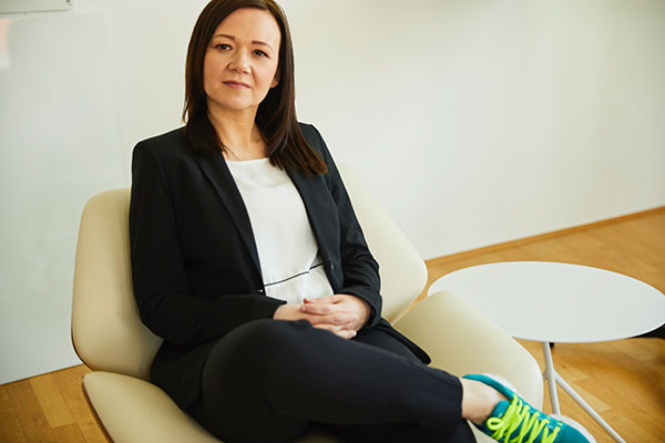 Bild: Während viele Betriebe durch die Corona-Krise nicht mehr alle Mitarbeiter beschäftigen können, gibt es andere, denen aufgrund gestiegener Nachfrage Personal fehlt.