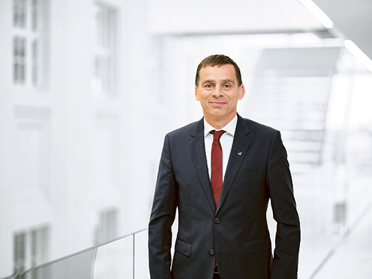 Bild: Die Österreichische Post steht als landesweit führender Logistik- und Postdienstleister in Zeiten wie diesen an vorderster Front. Da bedarf es des Zusammenhalts der Mitarbeiter und Kunden ...