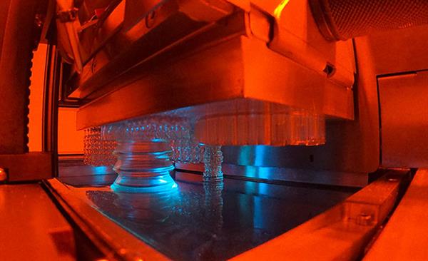 Bild: UL94-V0-klassifizierte Materialien sind flammhemmend und bilden keine  brennenden Tropfen. Diesen Anforderungen wird das neue Photopolymer Evolution FR von Cubicure nun gerecht ...