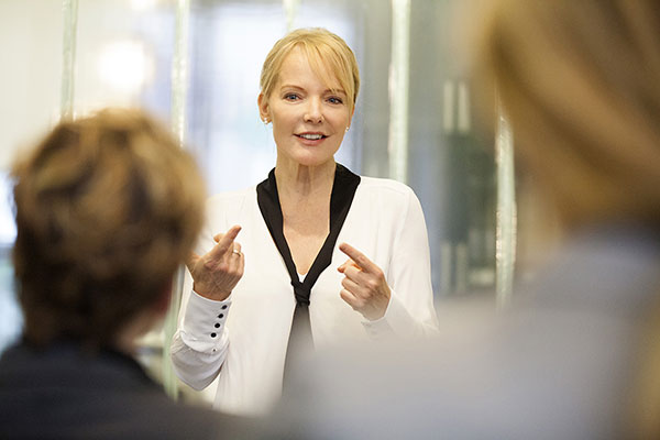 Bild: In Vertrieb und Service zeichnet sich ein fundamentaler Wandel ab. Trainerin Claudia Thonet erklärt im NEW BUSINESS Interview, wie Unternehmen die Herausforderung meistern können.