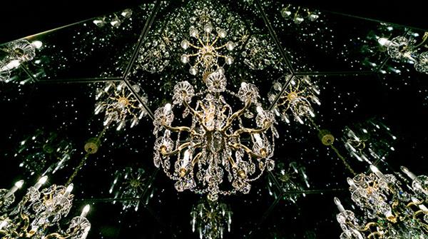 Bild: Ein schwaches Geschäftsjahr und die Auswirkungen der Corona-Pandemie veranlassten den Tiroler Kristallkonzern Swarovski in seinem Jubiläumsjahr zu einem massiven Stellenabbau.