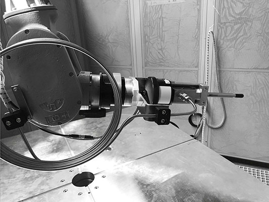 Bild: Wie aus herkömmlichen ­Industrierobotern präzise Bearbeitungsmaschinen mit acht interpolierenden ­Achsen werden, erklärt der Münchner Redakteur Nicki Teumer.