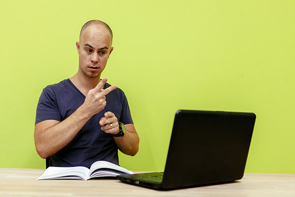 Bild: Das Erlernen von Fremdsprachen ist ausgesprochen sinnvoll. Englisch- oder Spanisch-Kenntnisse sind nützlich, sorgen aber nicht dafür, dass man aus der Masse hervorsticht ...