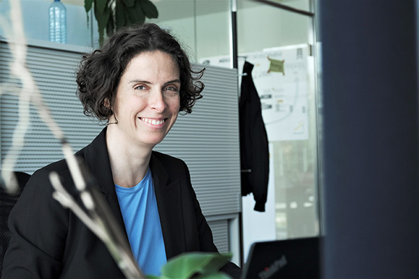 Bild: Ruth Markut-Kohl, Entwicklungsingenieurin bei ENGEL AUSTRIA, arbeitet an Verfahren zur vereinfachten Erzeugung von Kunststoffformteilen, um über die digitalisierte Produktion ...