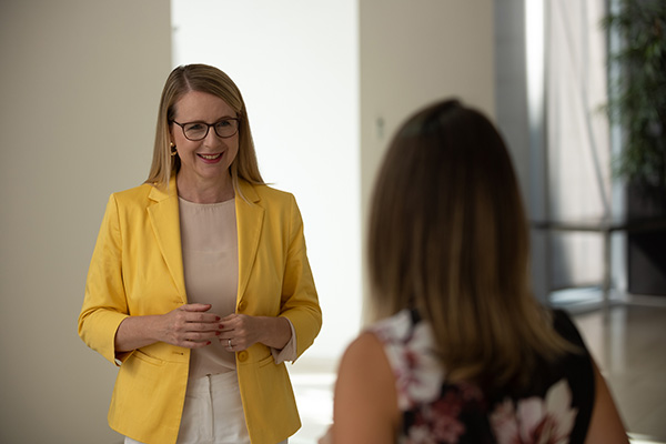 Bild: NEW BUSINESS Herausgeber Lorin Polak spricht mit Bundesministerin Dr. Margarete Schramböck über die Pandemie als  Digitalisierungsboost und wie KMU unterstützt werden können.