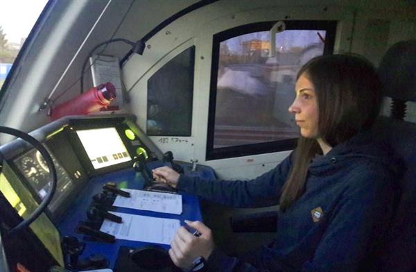 Bild: Junge Frau am Steuer