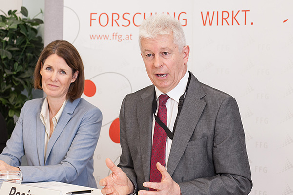 Bild: Der Österreichische Infrastrukturreport 2021 zeigt: Innovation ist für 45 Prozent der heimischen Manager wettbewerbsentscheidend. Außerdem: Trotz Corona- Krise ist das Vertrauen der Manager ...