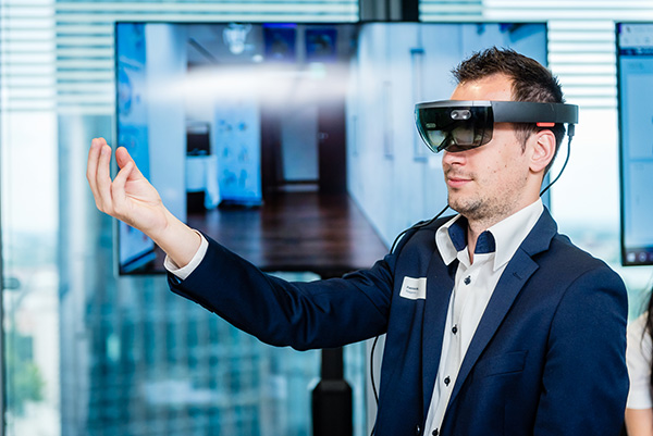 Bild: Sprachgesteuerte Fahrzeuginspektion, sicheres Arbeiten in schwindel­erregender Höhe, Drohnen im Wartungsflug und bald auch Indoor-­Navigation ...