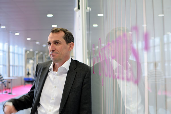 Bild: Die Verbindung von Unternehmen und Mitarbeitern aufrechtzuerhalten und zu stärken, gehört für T-Systems-Chef Peter Lenz zu den wichtigsten Aufgaben in Zeiten von Remote Work und Homeoffice. 