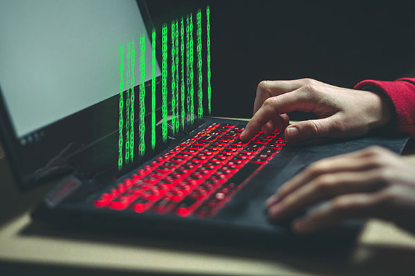 Bild: Der Onlineboom ruft finstere Gesellen auf den Plan, die ihren Vorteil aus der digitalen Welle ziehen wollen. Die Betrügereien mit falschen bzw. ergaunerten Identitäten im Web nehmen zu.