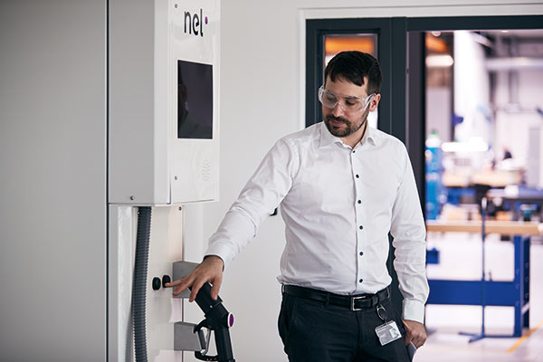 Bild: Mit seinen Konzepten zur Wasserstoffproduktion will Nel Hydrogen die umweltfreundliche Mobilität entscheidend voranbringen. Dafür setzt das dänische Unternehmen auf Technologie aus dem Hause Beckhoff.