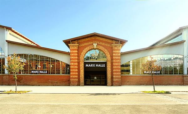 Bild: Das über 140 Jahre alte Bauwerk ging als erste Schmiedeeisenkonstruktion Wiens in die Geschichte ein. Eine neue IT-Infrastruktur macht die Marx Halle nun zur „schnellsten Halle“ Österreichs.