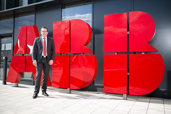 Bild: Drei Dekaden lang gehört Martin Kohlmaier schon zur ABB-Familie, seit Mai leitet er als Vorstandsvorsitzender die Geschicke in Österreich ...